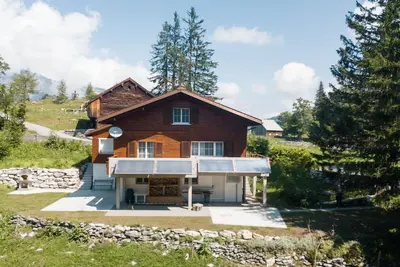 Image de \"Experience Alpine Bliss: Family-Friendly Chalet with Stunning Views! \"