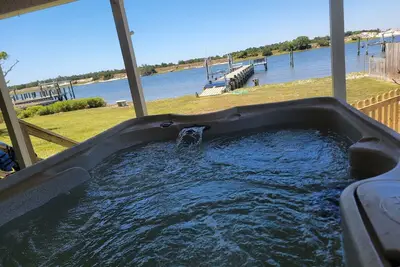 Image de Waterfront home with Private Dock, 3 miles to Beach, Hot tub, kayaks, and swimming area, large fenced backyard, pet friendly
