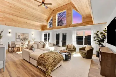 Image de Lake Lux | Lakefront Log Cabin | Hot Tub | Sauna
