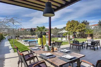Image de Maison de vacances avec piscine et grill, en bord de mer