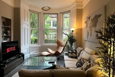 Image de Stylish Elegance in City's Heart