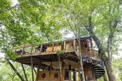 Image de Treehouse overlooking Oklahoma Scenic Waterway Flintcreek.