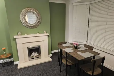 Image de This 5-bedroom house exudes an aura of openness and comfort.