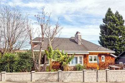 Image de Charming Spacious Victorian Garden Oasis in the heart of Marin, Gate, Deck, Bbq