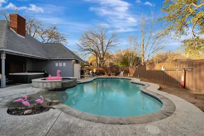 Image de Villa D’Oro, Saltwater Pool, Hot Tub, Arcade, Foosball & Walking Trail