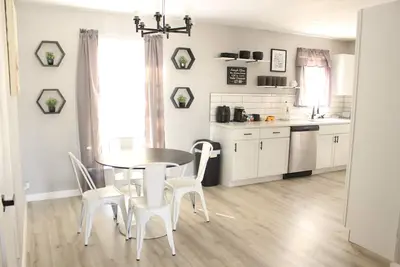 Image de Experience convenience and comfort in this cozy fully updated modern home!