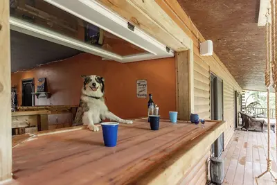 Image de Cozy Union Pier Cabin - Fish & Kayak right from your own backyard! Sleeps 10