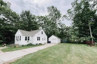 Image de Lakeview Cottage: A Cozy Getaway Near the Beach