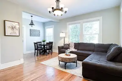 Image de Centrally Located Downtown, Full Kitchen, Patio