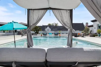 Image de Massive Luxury resort Home minutes from old town!