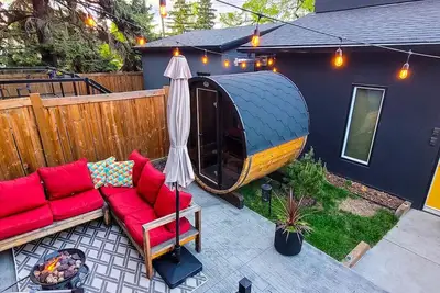 Image de The Yellow Door Retreat- Outdoor Nordic Sauna/ 3 ensuite baths/ near Dt
