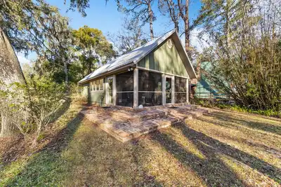 Image de Couples Retreat! Luxury Cottage directly on the Rainbow River