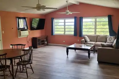 Image de spacious 3 bed, 2 bath 2nd floor apt. w/ Ac, Wi-Fi \nNOW On Solar W/ Battery B/U