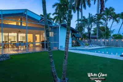 Image de 4k Sqft Home Heated Pool with Game Room