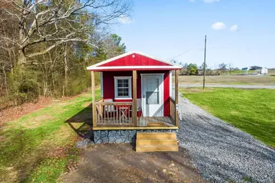 Image de Tiny cabin on 10 acres with pond