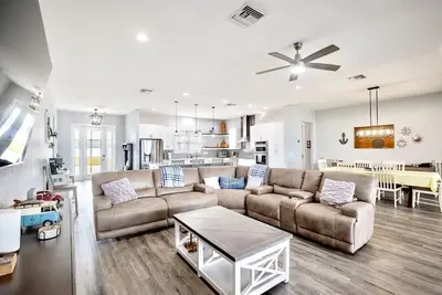 Image de Stylish & Modern Lakefront Retreat w/ Pool & Dock!