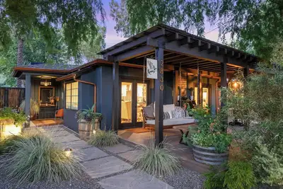 Image de Architectural Farmhouse Retreat in Downtown Los Olivos, \"The Flying Pig\"