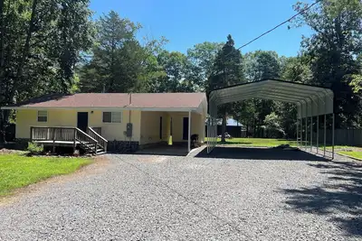 Image de 2-bedroom house in Higden with 24x30 covered parking for boats and lake toys! !
