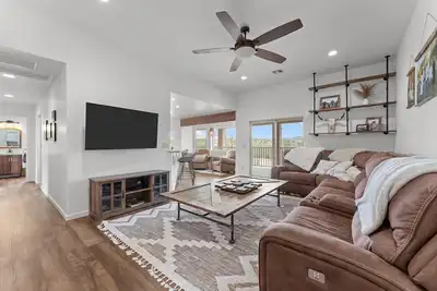 Image de Rancho Vista, Luxury living near downtown, w/stalls