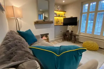 Image de Beautiful luxe coastal cottage - 5 mins walk to town & beach. Dogs welcome.