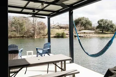 Image de Luxury lakefront: boat slip, hot tub & bunk room