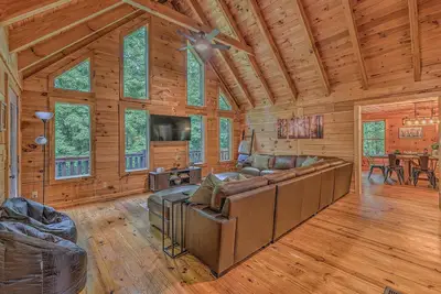 Image de 3 Acre Log Cabin Hot Tub Creek Firepit Gameroom Chalet