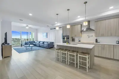 Image de New! Madeira Beach Luxury 4br Condo, Huge Private Balcony, Pool & Hot Tub