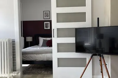 Image de Squareview Stays - Modern Apartment On the Square