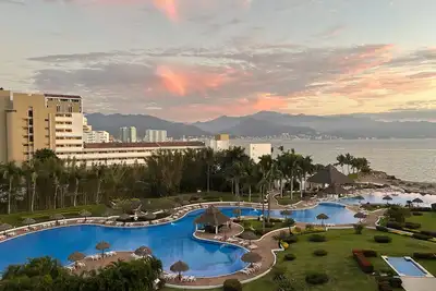 Image de Shangri-La Oceanfront 3-bed condo walking distance to Marina in Puerto Vallarta