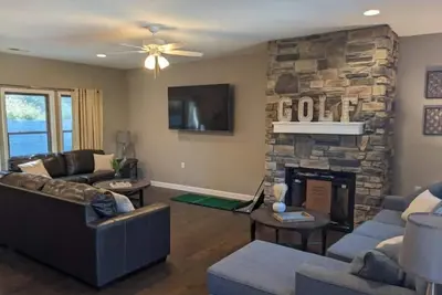 Image de Nestled within the beautiful hills of Lake of the Ozarks at Old Kinderhook!
