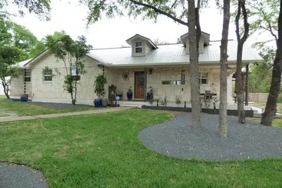 Image de Penion Home! Hot Tub For 6/7 - Spacious Yard For Kids!