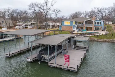 Image de Beautiful 5 Bed 4. 5 Bath Lakefront Home in the heart of Osage Beach; pool & dock