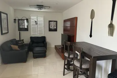 Image de Luxurious 1200+ sqft Retreat: Your Ultimate Getaway