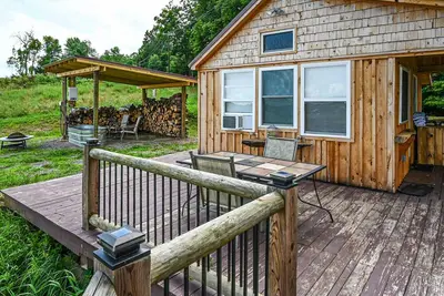 Image de Dog-friendly cabin with deck plus access to a hot tub, game room, & gym