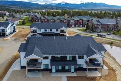 Image de 3 Mi to Fraser River Trail: Modern Condo w/ Views!