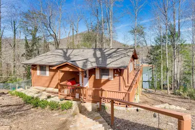 Image de Pet-Friendly Hiawassee Cabin w/ Lake Views & Sauna
