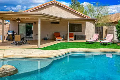 Image de Desert charmer with enclosed yard, heated pool, smart TVs, W\/D, & full kitchen