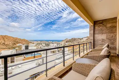Image de Immaculate stay with stunning views, balcony, plus on-site pool & gym
