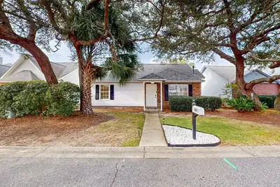 Image de Dog-friendly home near Destin, golf, & sports courts with fireplace, grill, W/D