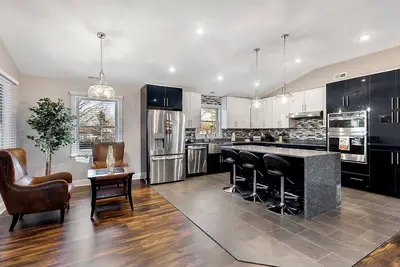 Image de 3, 000 sq. ft. 8 Guests, 3-Bed, 3-Bath, Pool, Spa, Outdoor Kitchen, Gardens, WiFi.