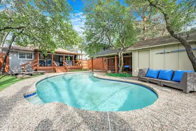 Image de Brand New! Oak Lawn Glam House Pool Backyard Oasis