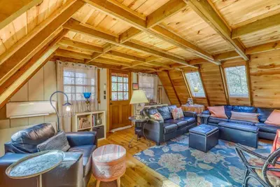 Image de Bearly Behavin. A-Frame Blue Ridge cabin. Near Toccoa River and Suches.