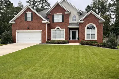Image de Perfect Masters Retreat. Cozy home featuring salt water pool on a secluded lot.