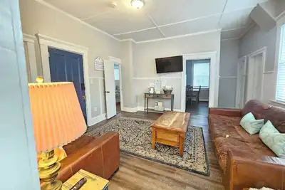 Image de Rosie- Pet-Friendly Historic Downtown Newport Apartment - 3br, 1. 5ba, w/ Parking