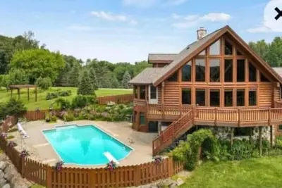 Image de Modern cabin with pool and hot tub!