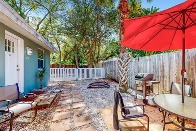 Image de Dog-friendly, renovated duplex with two kitchens, washer\/dryer, & patio