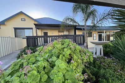 Image de Prepare to be Wowed! Step in and enjoy this unique, luxury water view apartment