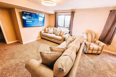 Image de Pet Friendly/Cozy 4-bedroom home/3 King Beds/Mins to Airport