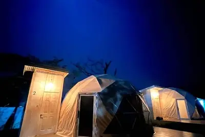 Image de Amazing geodesics luxury dome, featuring a beautiful and cozy two king beds 4p.