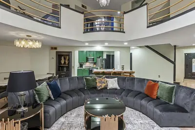 Image de Luxury Art Deco Inspired Home in Upper Kirby